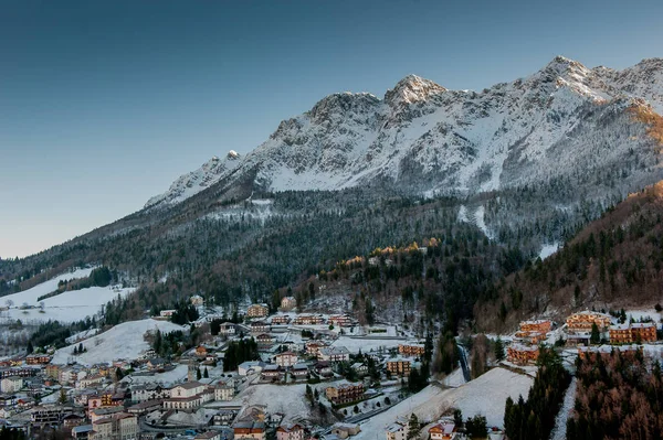 Bergdorpje Winterseizoen — Stockfoto