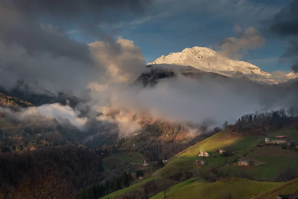 Arène Montagne Enneigée Apparaît Des Nuages — Photo