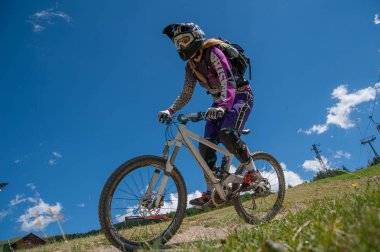 Livigno İtalya 27 Temmuz 2015: iniş boyunca bisiklet kayak pisti