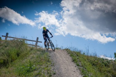 Livigno İtalya 27 Temmuz 2015: iniş boyunca bisiklet kayak pisti