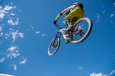 Livigno İtalya Temmuz 27th bisikletle bir atlama ile iniş bitiren 2015:boy