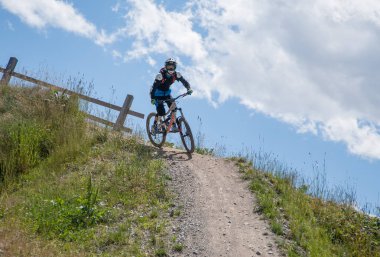 Livigno İtalya 27 Temmuz 2015: iniş boyunca bisiklet kayak pisti