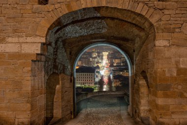 Porta San Giacomo bir görünümü alt Bergamo ile gece ışıklı