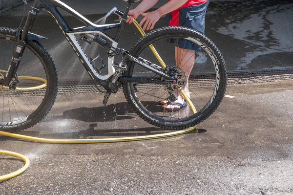 Luglio 2015 Livigno Італії Очищення Після Велосипеді Їздити Через Пил — стокове фото