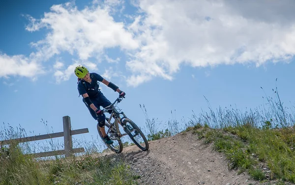 Livigno İtalya 27 Temmuz 2015: iniş boyunca bisiklet kayak pisti