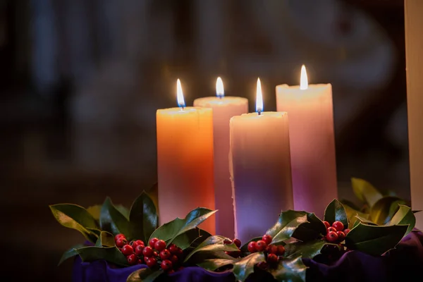 Candele Colorate Accese Nella Chiesa Cristiana — Foto Stock