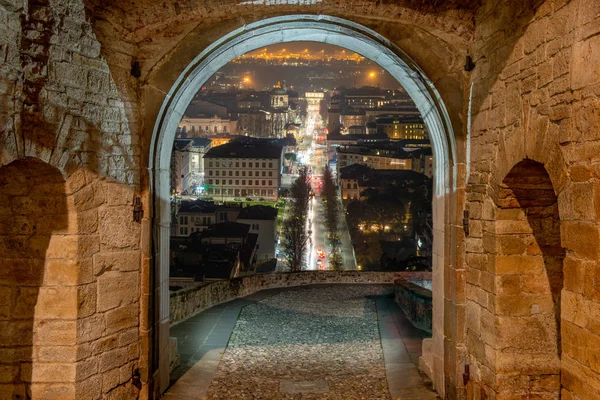 Porta San Giacomo Iluminada Noche Con Vistas Parte Baja Bérgamo — Foto de Stock