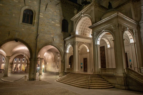 Bergamo Santa Maria Maggiore Bazilikası geceleri