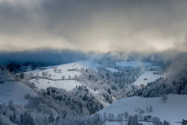 下雪后的布雷姆巴纳山谷山区 — 图库照片