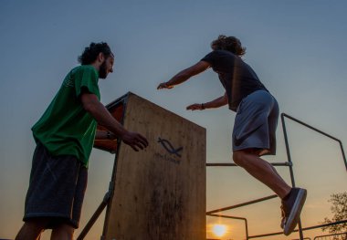 Bergamo İtalya 12th Ekim 2018: Parkour. En yüksek etkinlik ile herhangi bir engel aşmak bir yolunu izleyerek içinde oluşan spor hız ve kolaylık-in hareket mümkün, vücudunuzun doğal ya da kentsel çevre için adapte environ