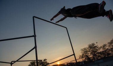 Bergamo İtalya 12th Ekim 2018: Parkour. En yüksek etkinlik ile herhangi bir engel aşmak bir yolunu izleyerek içinde oluşan spor hız ve kolaylık-in hareket mümkün, vücudunuzun doğal ya da kentsel çevre için adapte environ