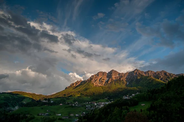 Berg Den Wolken Nach Dem Sturm Mit Regenbogen — Stockfoto