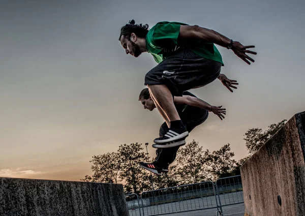 이탈리아 2018 Parkour 최고의 효율성과 종류의 장애물을 스포츠 가능한 주변에 — 스톡 사진