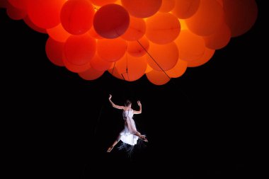 Bergamo İtalya 14 September2018: performans akrobatik dans Molecoleshow hava performans askıya