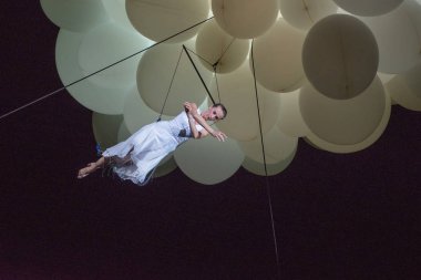 Bergamo İtalya 14 September2018: performans akrobatik dans Molecoleshow hava performans askıya