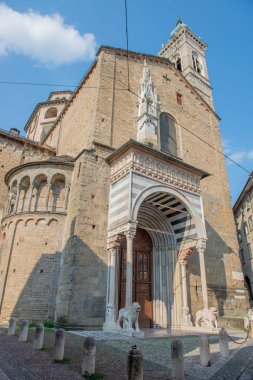Bergamo, Santa Maria Maggiore Bazilikası'na giriş