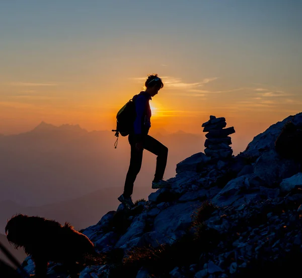 Girl Going Mountains Sunset — Stock Photo, Image