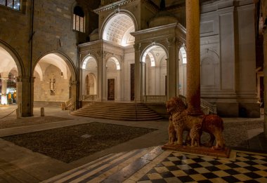 Geceleri aydınlatılan bergamo Katedrali