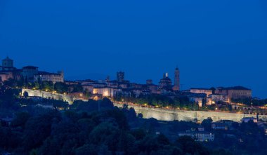 Bergamo antik şehir batımında görünümünü