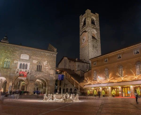 Piazza Vecchia için Noel ışıklı Bergamo