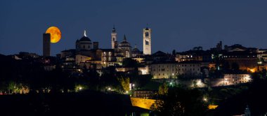 Üst şehrin gece Bergamo manzarası