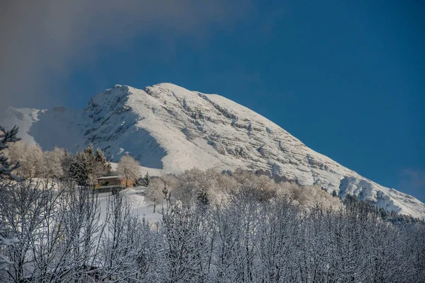 雪が降った後 ブレンバーナ谷の山 — ストック写真