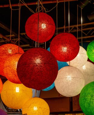 piyasada ekranda el yapımı avizeler