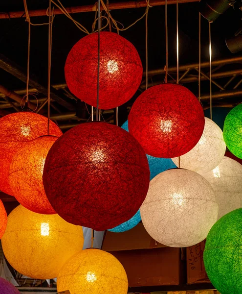 piyasada ekranda el yapımı avizeler