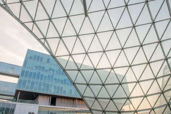 Rho Milano İtalya 2 Aralık 2018: Fiera Milano Rho giriş. Bir önemli Uluslararası Ticaret Fuarı ve Konferansı görsel iletişim ve ticaret Fiera Milano Rho olduğunu