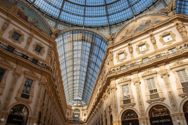 Milan İtalya 26th Eylül 2018: zarif Galleria Vittorio Emanuele Milano Mağazalar