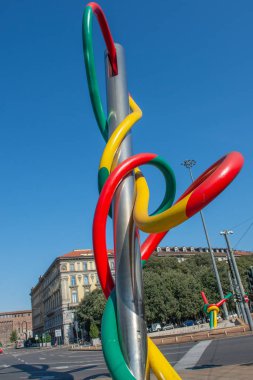 Milan İtalya 26 Eylül 2018:Needle, iplik ve düğüm olduğunu Claes Oldenburg tarafından oluşturulan bir iki parçalı heykel