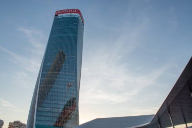 Milan İtalya 26 Eylül 2018:Sculpture üç kule Milan bölgesinde. Pascale Marthine Tayou, Coloris tarafından.