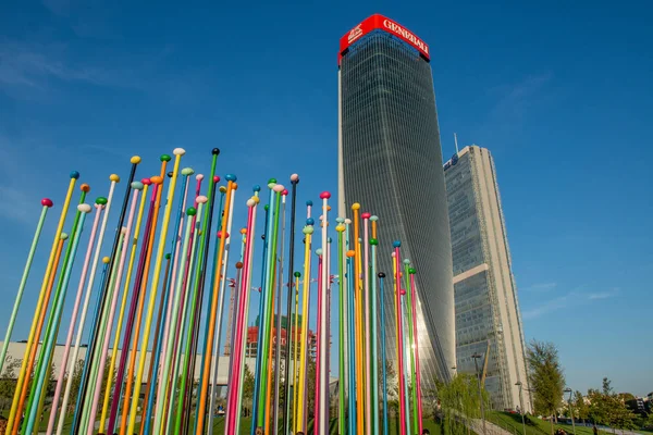 Milan İtalya 26 Eylül 2018:Sculpture üç kule Milan bölgesinde. Pascale Marthine Tayou, Coloris tarafından.