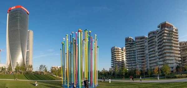 Milan İtalya 26 Eylül 2018:Sculpture üç kule Milan bölgesinde. Pascale Marthine Tayou, Coloris tarafından.