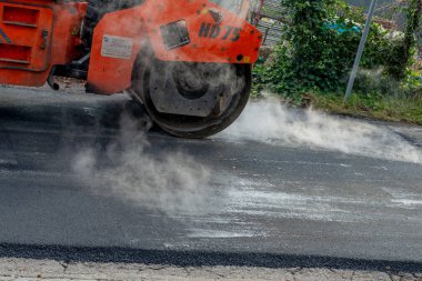 zorzone İtalya 14 Kasım 2018:workers yol yüzeyi yeniden yapmak için iş başında