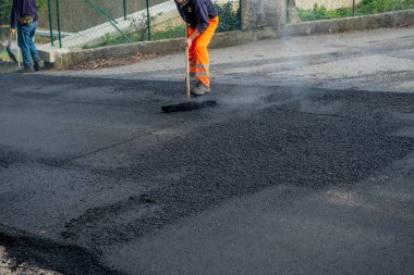 zorzone İtalya 14 Kasım 2018:workers yol yüzeyi yeniden yapmak için iş başında
