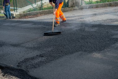zorzone İtalya 14 Kasım 2018:workers yol yüzeyi yeniden yapmak için iş başında