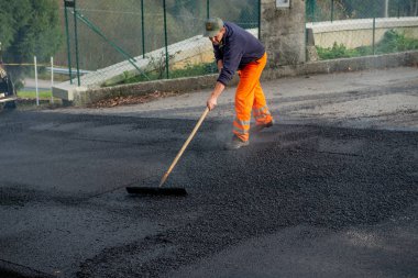 zorzone İtalya 14 Kasım 2018:workers yol yüzeyi yeniden yapmak için iş başında