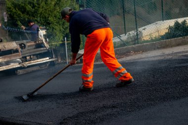 zorzone İtalya 14 Kasım 2018:workers yol yüzeyi yeniden yapmak için iş başında