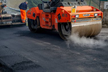 zorzone İtalya 14 Kasım 2018:workers yol yüzeyi yeniden yapmak için iş başında