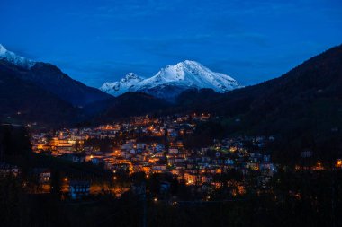 Noel için küçük dağ köyü alev aldı.