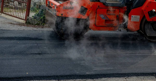 zorzone İtalya 14 Kasım 2018:workers yol yüzeyi yeniden yapmak için iş başında