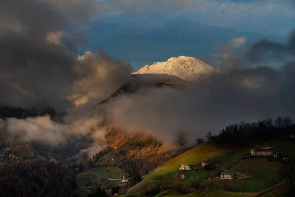 Der Schneebedeckte Berg Arera Erscheint Aus Den Wolken — Stockfoto