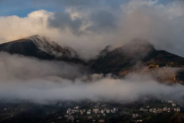 从云层中出现的雪山 — 图库照片