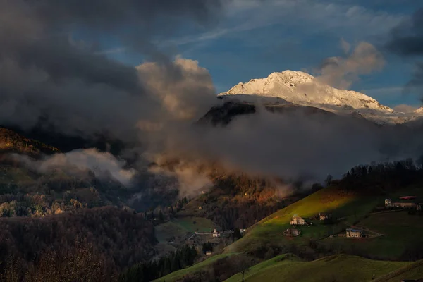 Zasněžené Horské Arera Mraků — Stock fotografie