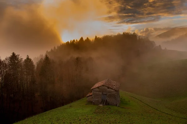 Εξοχικό Σπίτι Στο Ηλιοβασίλεμα Ομίχλη — Φωτογραφία Αρχείου
