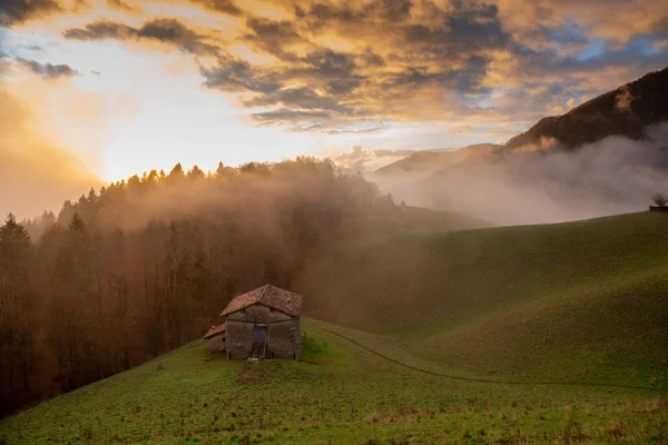 Chalet Coucher Soleil Avec Brouillard — Photo