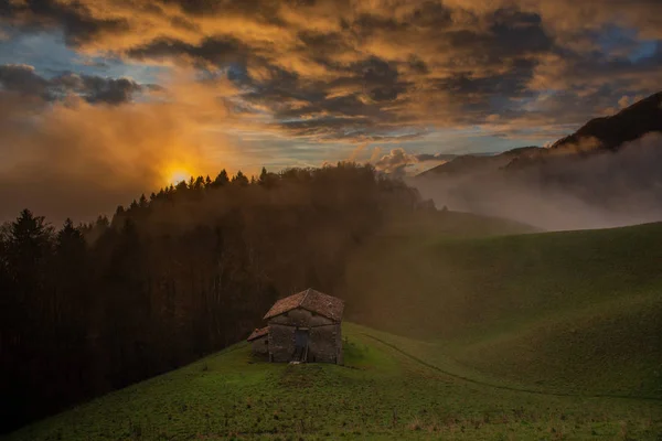 Huisje Bij Zonsondergang Met Mist — Stockfoto