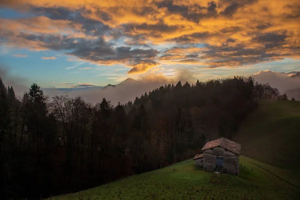 Casa Campo Atardecer Con Niebla — Foto de Stock