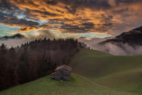 Hütte Bei Sonnenuntergang Mit Nebel — Stockfoto